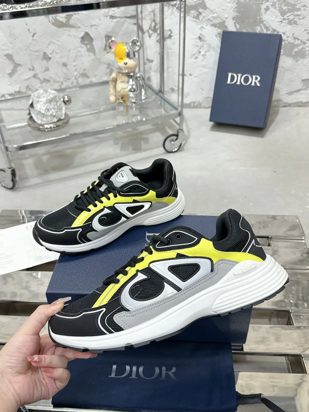 Men's men's shoes 💰600❤️❤️❤️High version Dior Dior's latest color matching B30 series reflective dad sneakers original 17380💰 purchased for development and production Brand new B30 sneakers Dad Shoes style shoes that follow the trend of the retro market The Dior logo on the tongue also indicates that this pair of shoes is the B30 model! B30 uses fine-textured leather and mesh cloth materials to form a shoe body. There are conspicuous letters CD on both sides of the shoe body to indicate identity. Many lines on the shoe body outline details to make the shoes look less monotonous and full of retro flavor. The delivery counter is exquisitely packaged🛍📦 ▪️Fabric: Original customized technical fabric + mesh ▪️Inner lining: Customized breathable lining ▪️Outsole: Original molded IP foam + TPU outsole ▪️Sole thickness: 3.5CM ▪️Size: Women’s size 35-40 / Men’s size 39-46